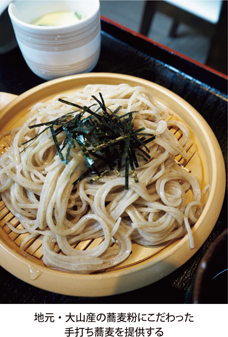 「手打ちそば銀嶺」の店内因州和紙で作った照明は絹見社長の手作り