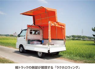 工場の中心に据えられた一枚板では、一反（12～13メートル）の反物をそのまま染められる