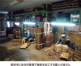 桜井市にある作業場で檜皮を加工する職人の皆さん